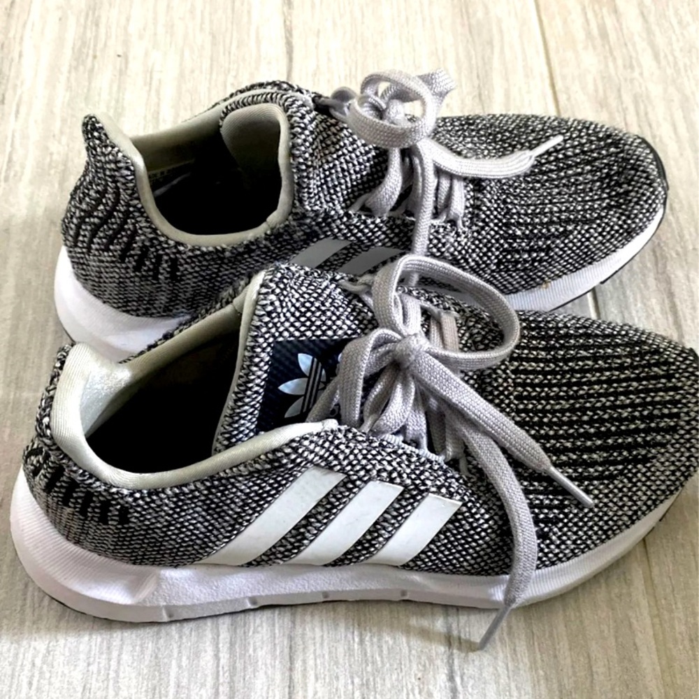 Girl’s adidas swift run gray 3.5